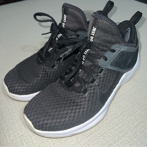 Nike Women's Air Max Bella TR 2 Training Shoes AQ7492-002 Black White Size 8 US - Picture 2 of 10